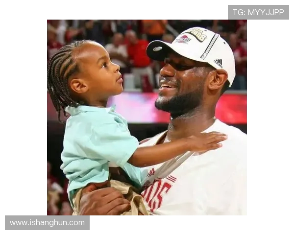 詹姆斯父子同台迎新篇布朗尼正式宣布参加NBA选秀